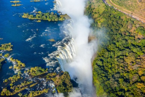 Afbeeldingen van Bird eye view of the Victoria falls waterfall on Zambezi river