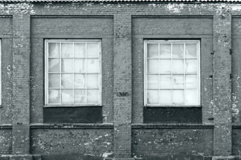Afbeeldingen van Brick wall of an old factory with windows