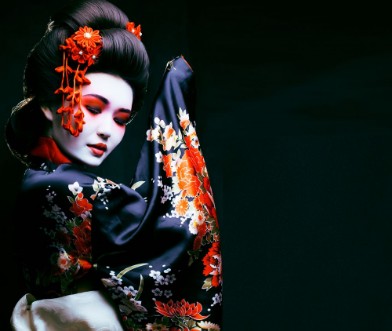 Afbeeldingen van Young pretty geisha in kimono