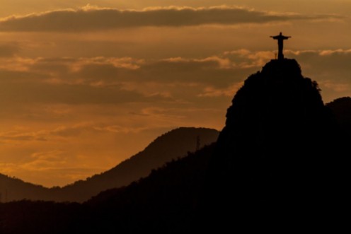 Bild på Silhouette of Christ the Reedemer statue Corcovado Rio de Janeiro Brazil