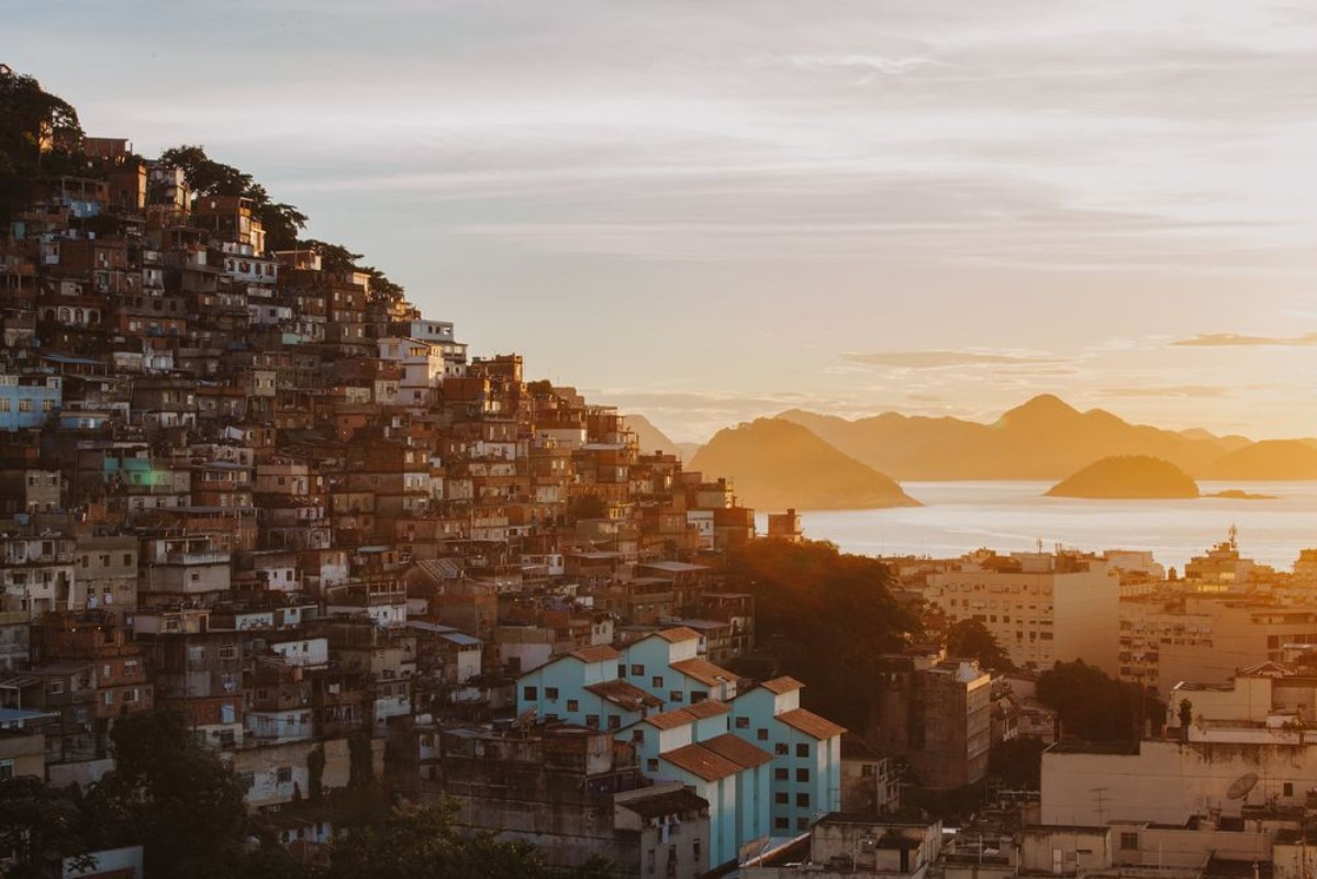 Image de Favela Cantagalo Rio de Janeiro Brasilien im warmen Licht des Sonnenaufgangs