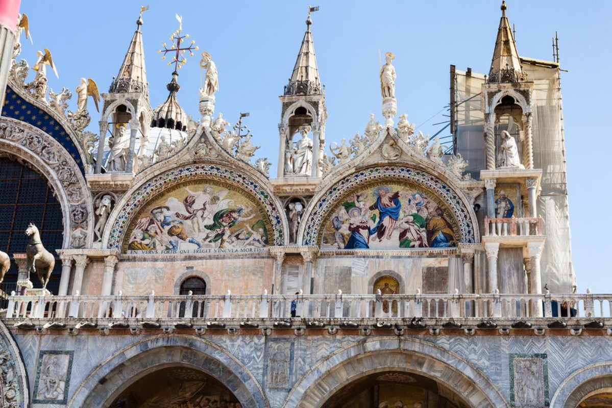 Afbeeldingen van Decorated facade of St Marks Basilica in Venice