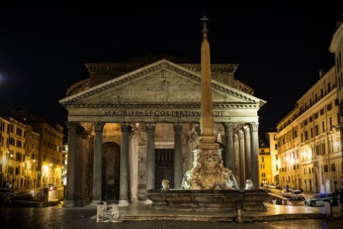 Bild på Pantheon at night with fountain It is one of the best-preserved Ancient Roman buildings in Rome Italy