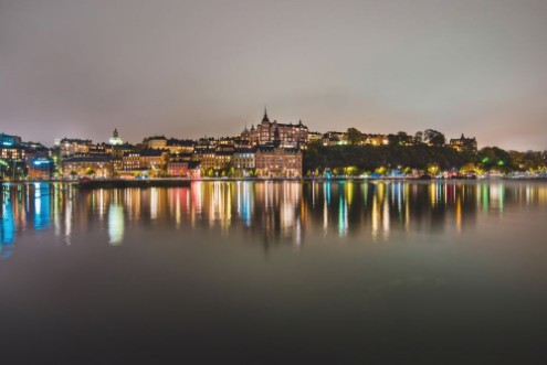 Bild på Stockholm city lights and night view of Sodermalm district buildings reflected in the water Evening Stockholm cityscape with illumination Riddarfjarden marina and Soder Malarstrand embankment
