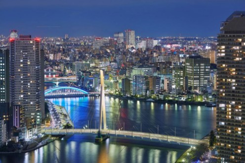 Afbeeldingen van Night Tokyo panorama with wide angle aerial view of Sumida river in illuminated Tokyo with bright bridges skyscrapers and dark cloudy sky