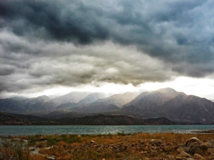 Afbeeldingen van Dramatic clouds above lake near Mendoza in Argentinian Andes