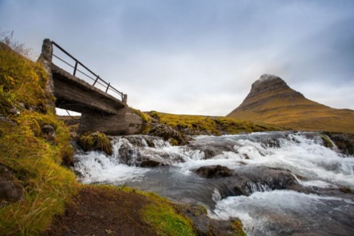 Image de Cold water in Iceland Waterfall in rocky mountains Fresh and green grass Beautiful mountain range in the backgrond