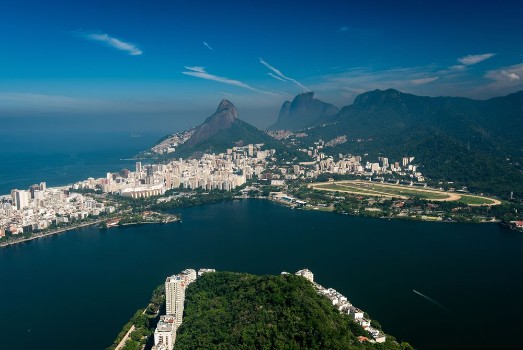 Bild på Rodrigo de Freitas Lagoon Two Brothers and Pedra da Gavea Mountains Ipanema and Leblon Aerial View Rio de Janeiro Brazil