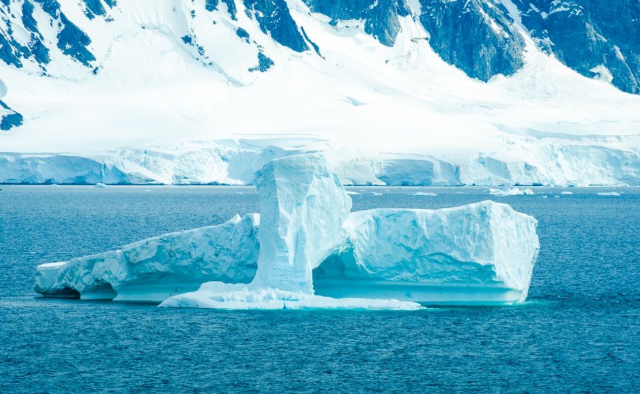 Afbeeldingen van The shapes of icebergs drifting in Paradise Bay Antarctica are carved by the sea and winds