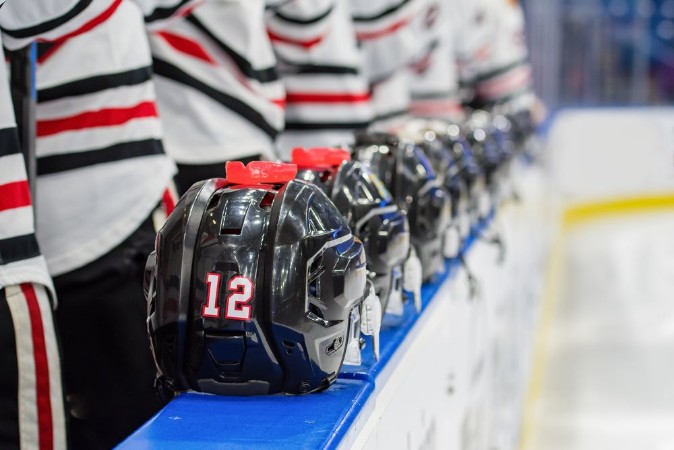 Afbeeldingen van Hockey Team Lined up at bench during national anthem