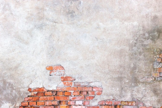 Afbeeldingen van Brick wall with damaged plaster background shattered cement surface