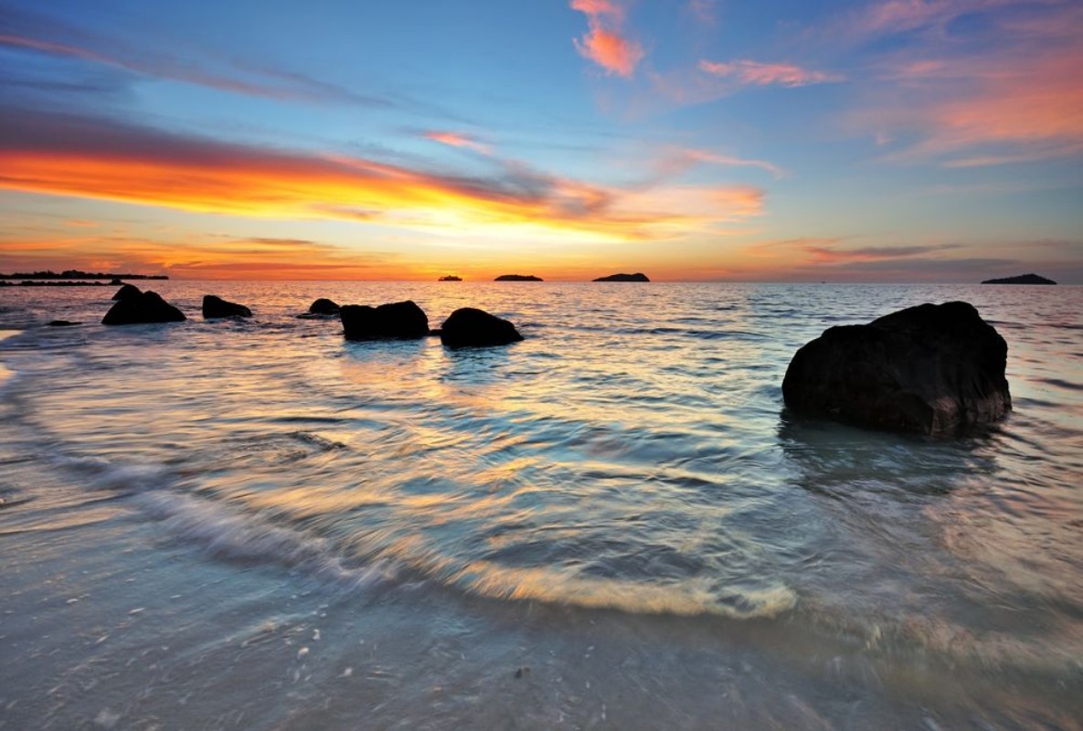 Afbeeldingen van Beautiful sunset in a rocky beach in Kota Kinabalu Sabah Borneo Malaysia