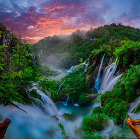 Afbeeldingen van Fairytale misty morning over waterfalls in Plitvice park Croatia