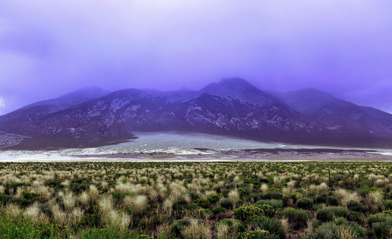 Image de Dramatic fog coveredmountain and ranch field before a storm southern Colorado