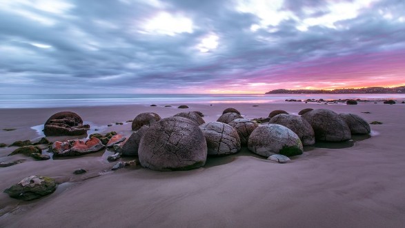 Moeraki Boulders am Koekohe Beach an der Kste von Otago in Neuseeland New Zealand photowallpaper Scandiwall