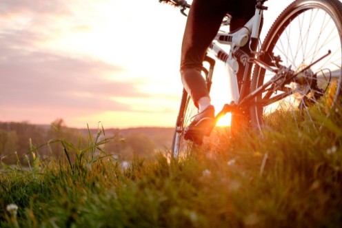 Afbeeldingen van Girl riding bike in sunset