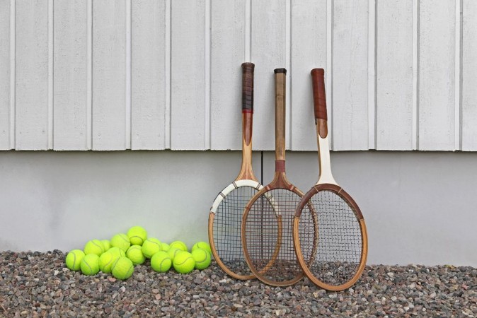 Bild på Old wooden rackets at Tennis club