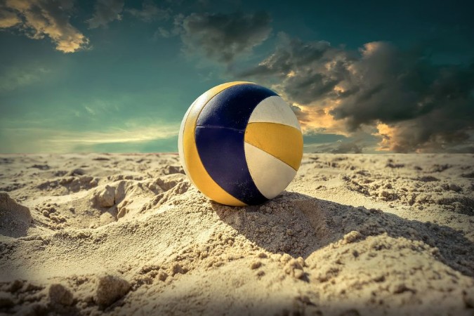 Afbeeldingen van Beach Volleyball Game ball under sunlight and blue sky