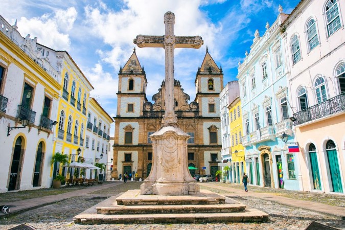 Afbeeldingen van Bright view of Pelourinho in Salvador Brazil dominated by the large colonial Cruzeiro de Sao Francisco Christian stone cross in the Praa Anchieta