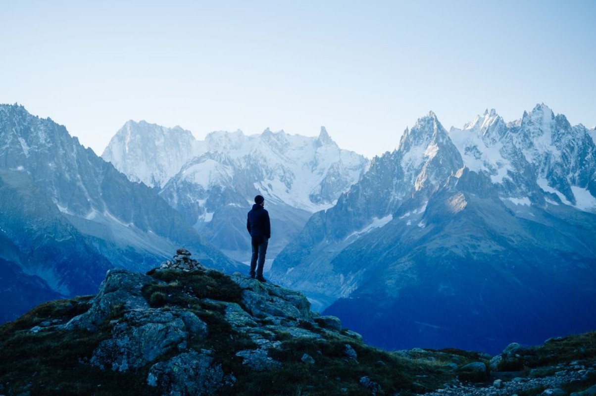 Afbeeldingen van Man looking at the mountains near Chamonix France Old film style