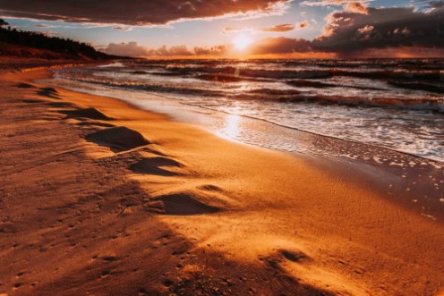 Image de Beatiful sunset with clouds over sea and beach