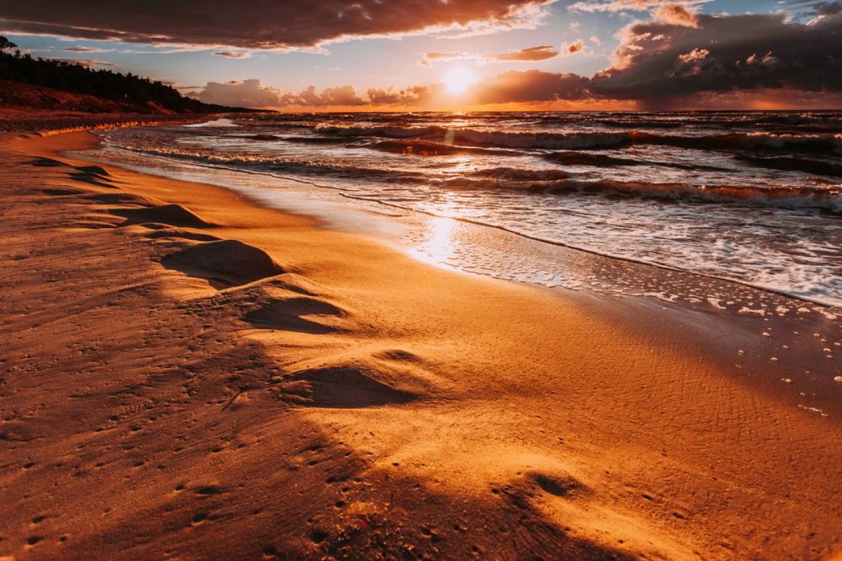 Afbeeldingen van Beatiful sunset with clouds over sea and beach