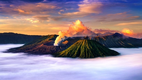 Bild på Mount Bromo volcano Gunung Bromo during sunrise from viewpoint on Mount Penanjakan in Bromo Tengger Semeru National Park East Java Indonesia
