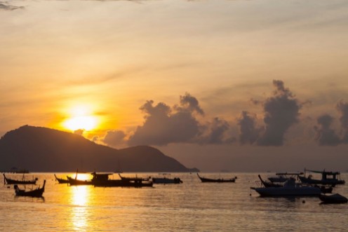 Afbeeldingen van Beautiful sunrise seascape view with boat in phuket island