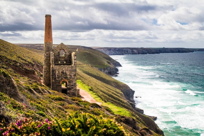 Afbeeldingen van Ruins of Cornish tin mine on coast in Cornwall UK