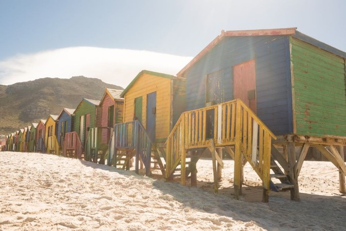 Afbeeldingen van Colorful huts on sand against mountain