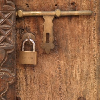 Bild på A padlocked door in Kenya Africa