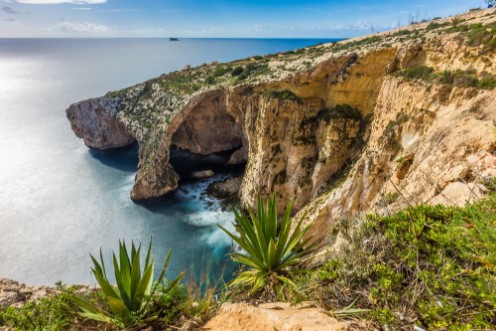 Bild på Malta - The beautiful cliff of the Blue Grotto with plants in front