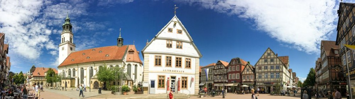 Afbeeldingen van CELLE GERMANY - JULY 2016 Tourists visit city center Celle attracts 3 million people annually