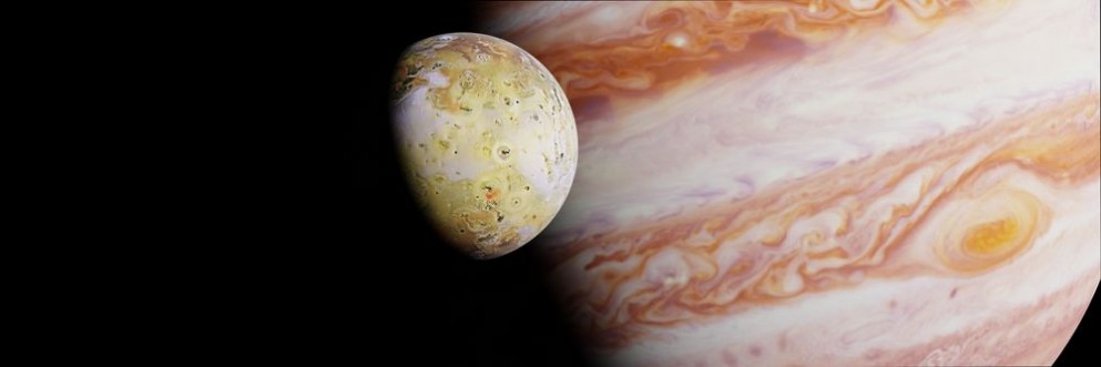 Afbeeldingen van Jupiters moon Io in front of the planet Jupiter