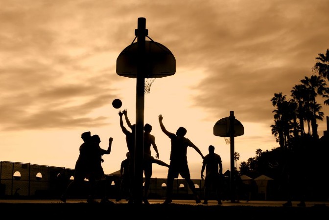 Afbeeldingen van Basketball players at sunset