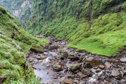 Afbeeldingen van Stream flowing from Catarata del Gocta waterfall in northern Peru