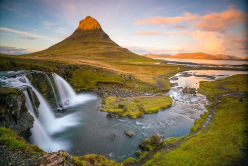 Afbeeldingen van Landscapes and waterfalls Kirkjufell mountain in Iceland