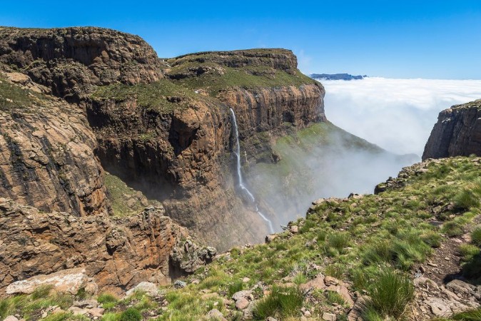 Bild på Waterfall at the top of Sentinel Hike Drakensberge South Africa