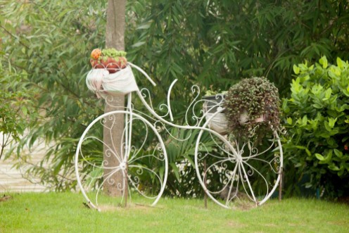 Afbeeldingen van Old bicycle used to decorate the garden