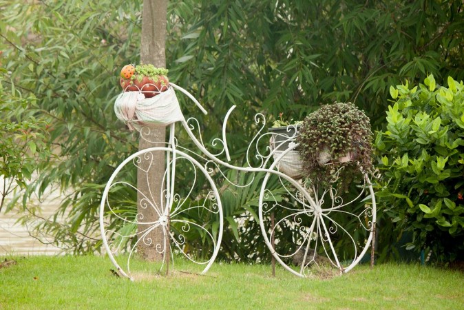 Afbeeldingen van Old bicycle used to decorate the garden