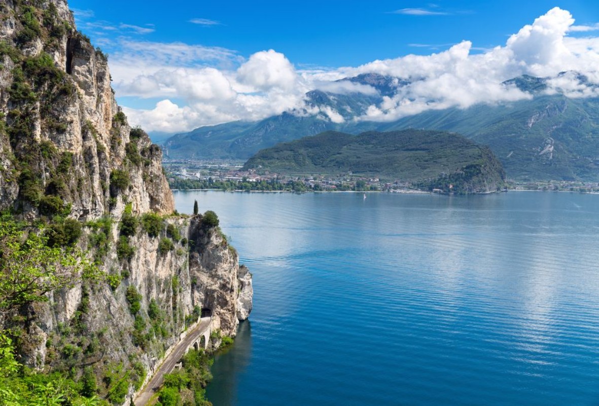 Afbeeldingen van Summer view over of lake Garda in Italy Europe