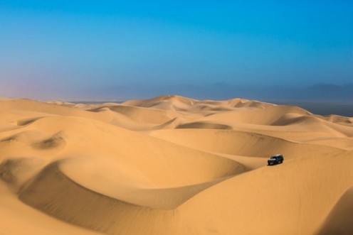 Afbeeldingen van Dangerous jeep - safari through sand dunes