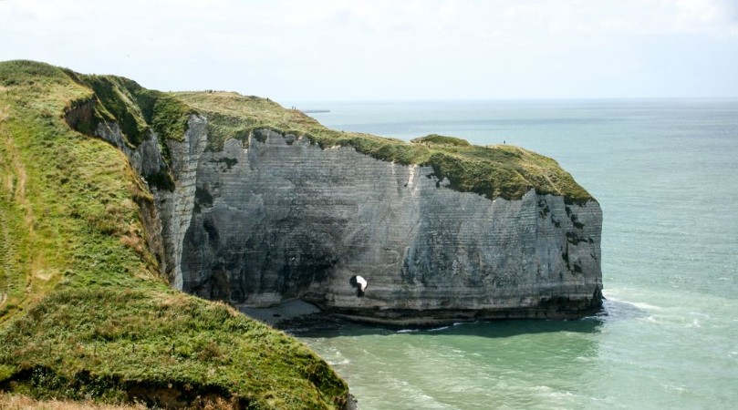Bild på Famous Elephant Cliffs the Manneporte Arch Near Etratat Normandy France