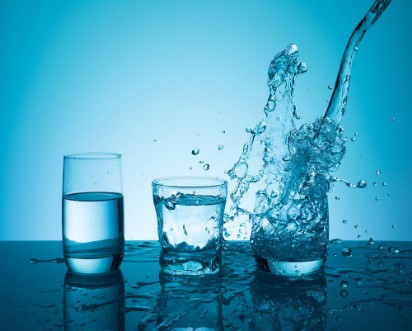 Bild på Creative splashing water in the glass