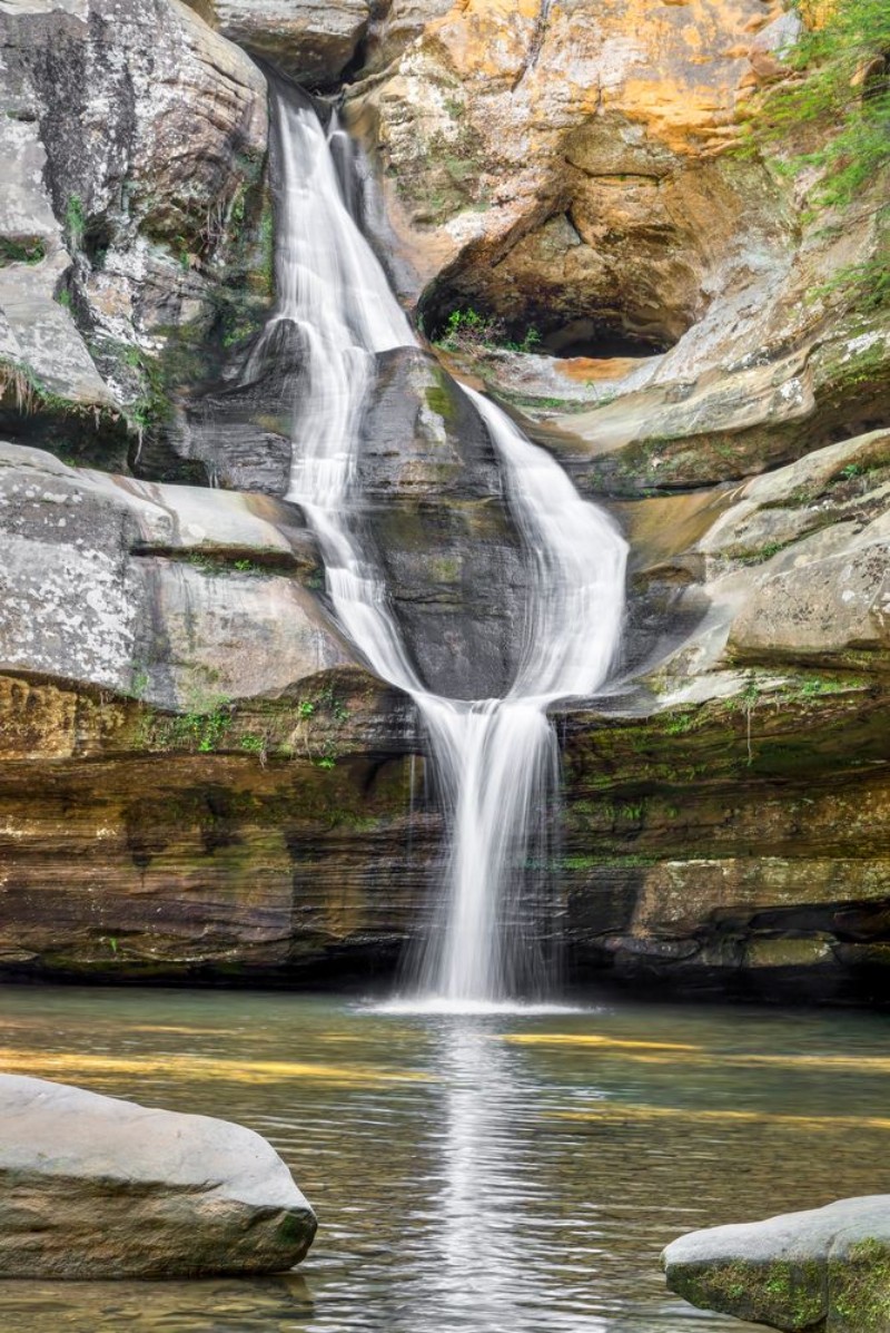 Bild på Split Personality - Cedar Falls - a waterfall in Hocking Hills State Park Ohio