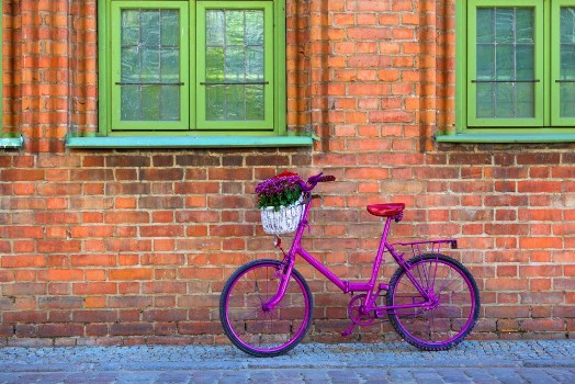 Bild på Pink bike standing by the wall