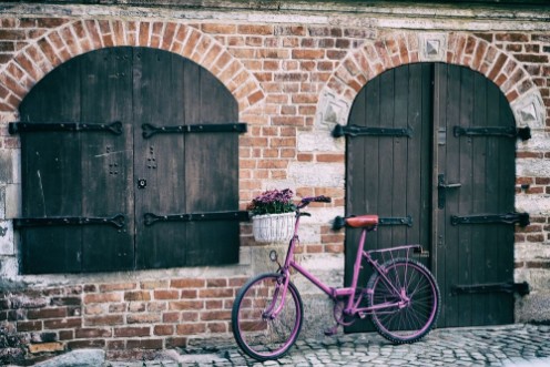 Afbeeldingen van Pink bike standing by the wall