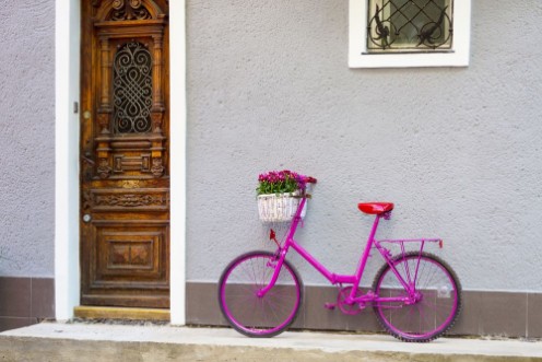 Afbeeldingen van Pink bike standing by the wall