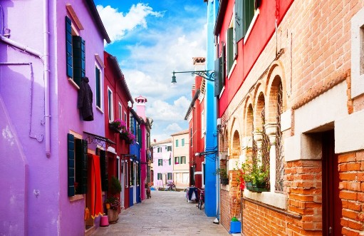 Afbeeldingen van Street with multicolored houses of Burano island Venice Italy retro toned