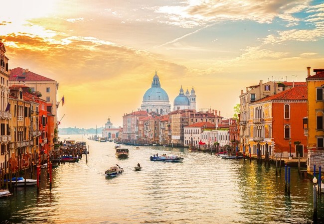 Bild på Grand canal and Basilica Santa Maria della Salute Venice in sunrise light Italy retro toned